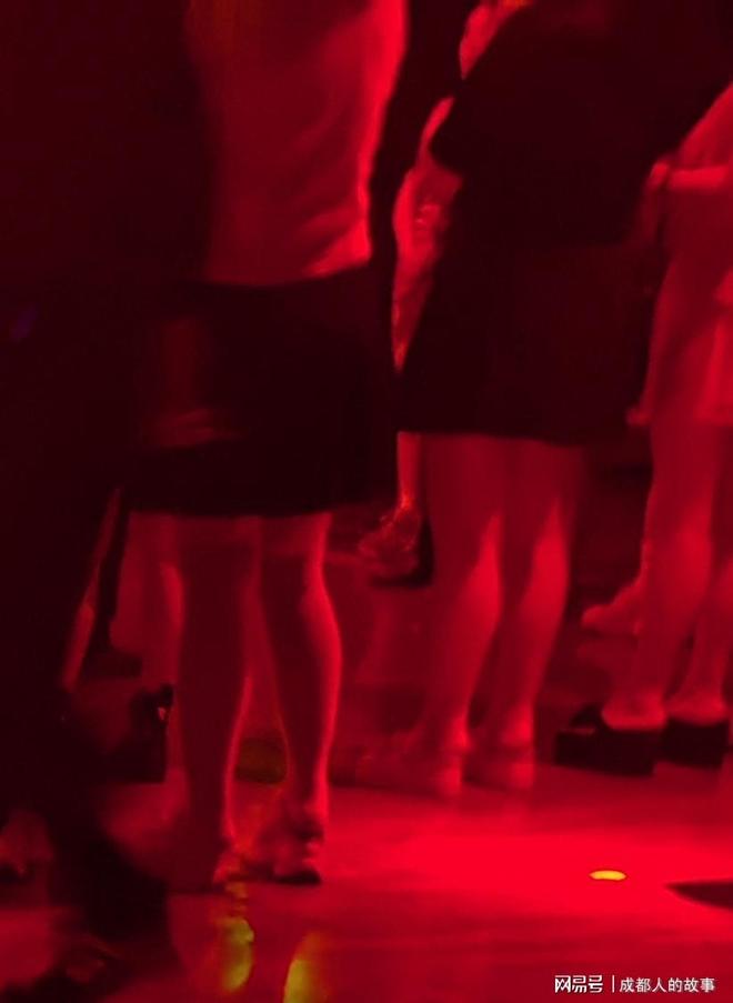 成都砂舞厅暗灯下：穷与欲撕扯出的浪漫碎成了账单