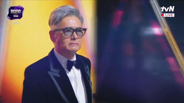 MAMA／周润发现身哽咽了！三种语言哀悼香港大火⋯全场暗灯祈